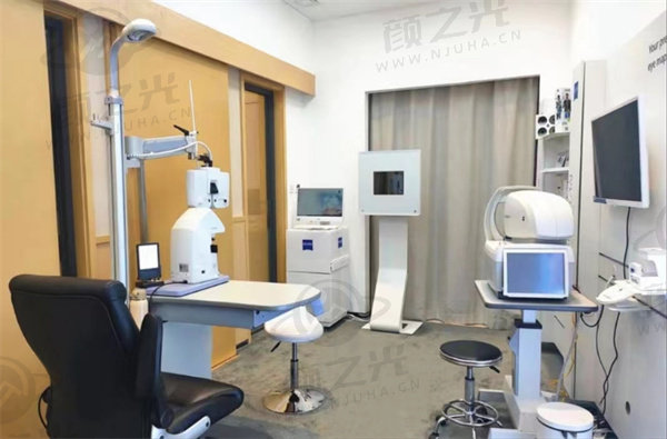 北京何氏眼科医院近视手术半飞秒、全飞秒、晶体植入优势